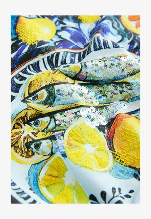 Színes szövet, amely gyümölcsöket, köztük citromokat és halakat ábrázoló hímzett és flitterezett mintákkal díszített, sima textúrával és élénk kialakítással.