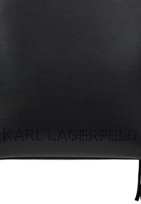 Fekete bőrtáska, textúrált felülettel és perforált "KARL LAGERFELD" márkázással az alsó szélen. Minimalista dizájn.