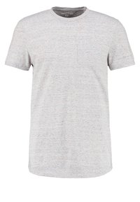 Camiseta de manga corta gris claro con un bolsillo, hecha de una tela texturizada que presenta sutiles motas de color y un cuello redondo.