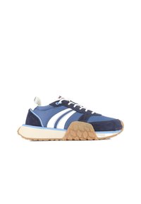 Blå och marinblå sneakers med vita ränder, gummisula, texturerad gummiyttersula och snören. Mocka och textila material skapar kontrast.