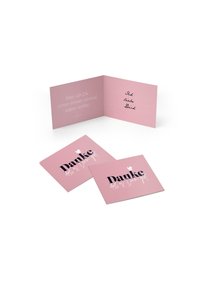 Rozā apsveikumu kartīte ar salocītu dizainu. Satur izsistām rakstītām burtiem vārdu "Danke" un vietas personiskiem ziņojumiem. Gluda papīra tekstūra.