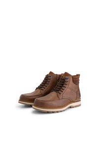 Bruine leren enkellaarsjes met een gestructureerde afwerking, voorzien van blauwe oogjes, vetersluiting en een contrasterende witte zool.