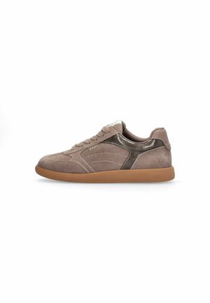 Baskets en daim taupe avec semelle en caoutchouc marron, laçage à l'avant et accent brun foncé brillant sur le côté et le talon.