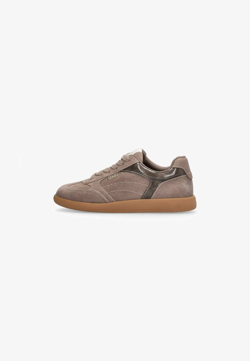Baskets en daim taupe avec semelle en caoutchouc marron, laçage à l'avant et accent brun foncé brillant sur le côté et le talon.
