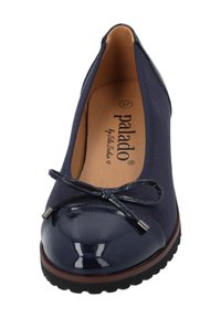 Ballerine blu navy con tomaia in suede, punta in vernice lucida e un fiocco decorativo. Presentano una suola in gomma testurizzata e una sottile etichetta all'interno.