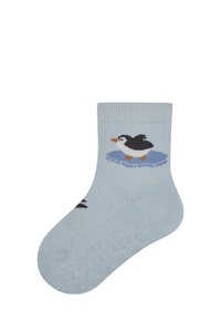 Hellblaue Baumwollsocke mit einem Pinguinmotiv auf einer kleinen Eisscholle. Rippbündchen und strukturierten, rutschfesten Sohle für besseren Halt.