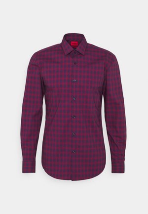 Lange mouwen button-up shirt met een marineblauw en rood geruit patroon, wijde kraag en zwarte knopen, slim fit.