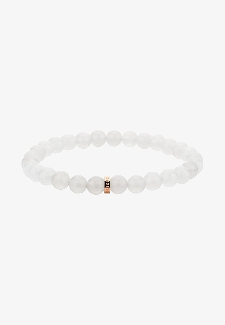 Bracelet extensible en perles blanches rondes avec une petite bague centrale en or gravée de texte.