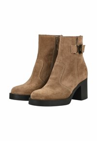 Bottines en suède marron avec une finition texturée, fermeture éclair sur le côté et une boucle décorative sur la sangle. Talon carré pour plus de hauteur.
