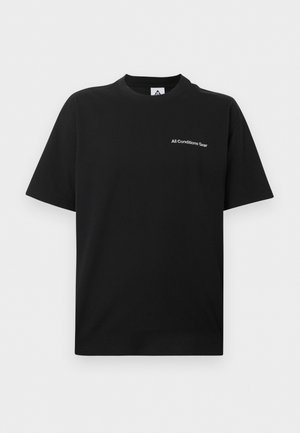 Svart T-skjorte med korte ermer, rund hals og liten hvit tekst "All Conditions Gear" på venstre bryst.