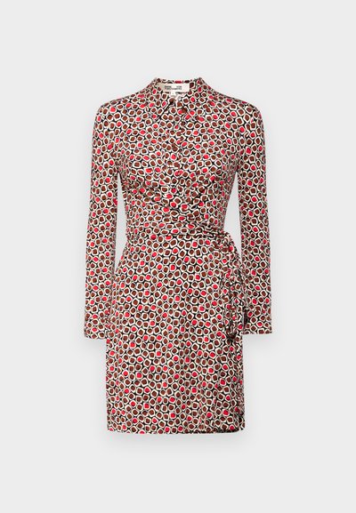 Rochie cu mânecă lungă, care prezintă o talie ajustată, un design înfășurat și un model geometric în nuanțe de roșu, crem și maro. Textură de țesătură netedă.