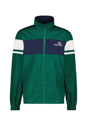 Groene ritsjack met een hoge kraag, marineblauwe en witte horizontale strepen, en een logo op de borst. Lichtgewicht, gestructureerde stof.