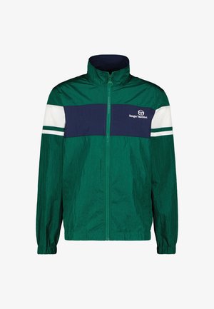 Grüne Zip-Jacke mit hohem Kragen, marineblauen und weißen horizontalen Streifen sowie einem Logo auf der Brust. Leichtes, strukturiertes Material.