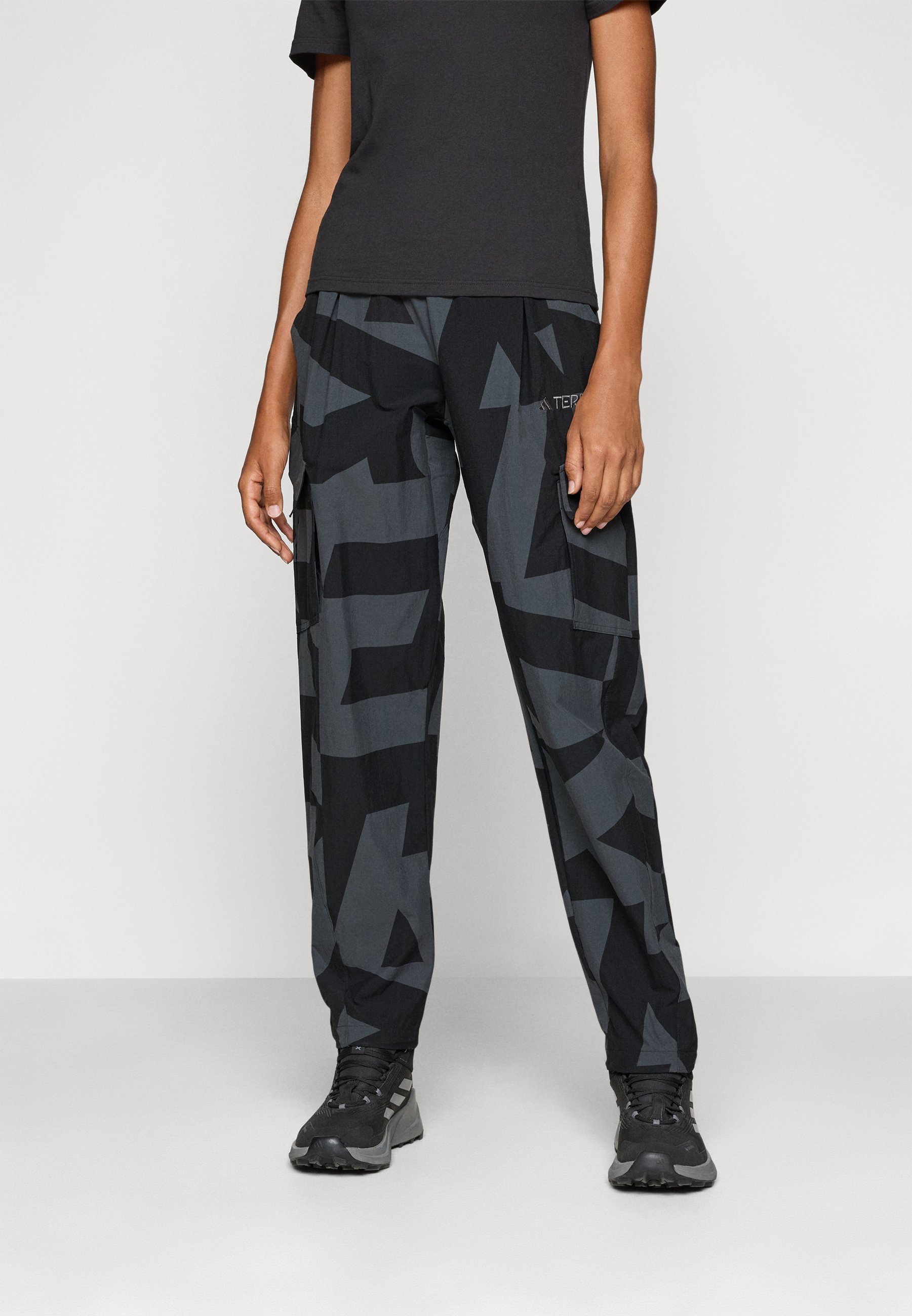 アディダス☆オリジナル☆Terrex Xploric Cargo Pants Printed adidas Terrex Xploric Cargo Pants Printed Black / Carbon