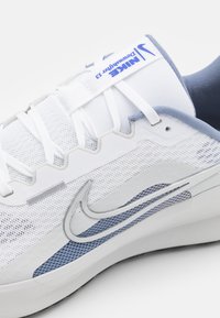 Nike Performance DOWNSHIFTER 13 - Chaussures de running sur route - white/metallic silver/ashen slate/photon dust/black/racer blue