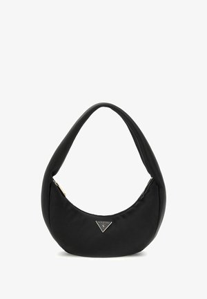 Sac hobo noir en nylon avec une poignée incurvée, fermeture éclair et un accent en forme de triangle. Il présente une texture lisse et une forme arrondie.