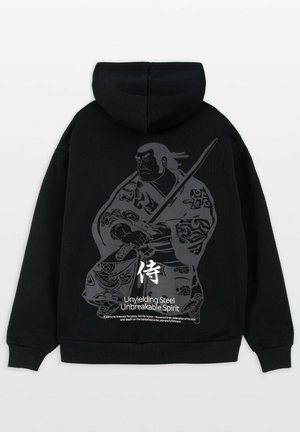 Czarna bluza z kapturem z grafiką samuraja w kolorze szarym, z białym napisem "Niezłomna stal, niezłomny duch" i ozdobnymi wzorami.