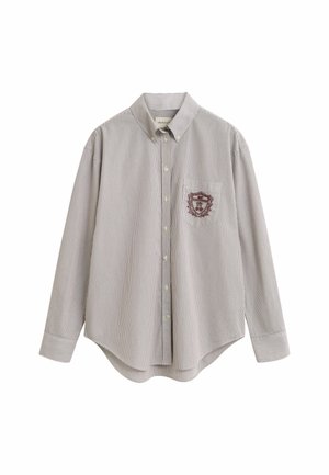 Gestreifte Langarmbluse in Hellgrau und Weiß, mit einem Kentkragen, einer Brusttasche mit gesticktem Logo, abgerundetem Saum und lässiger Passform.