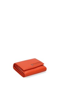 Vouwportemonnee van oranje leer met een gestructureerd oppervlak, voorzien van een drukknoopsluiting en een klein ritsvakje op de achterkant.