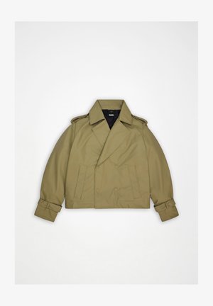 Olivgrüner, kurz geschnittener Trenchcoat mit weitem Revers, doppelt geknöpft, zwei Fronttaschen und verstellbaren Manschettenriemen.