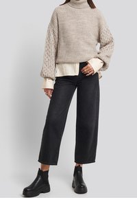 NA-KD Sweter