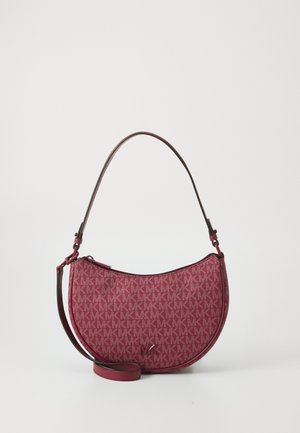 Borsa bordeaux con forma semicircolare, caratterizzata da un motivo a logo in rilievo, dettagli in pelle e una tracolla removibile.