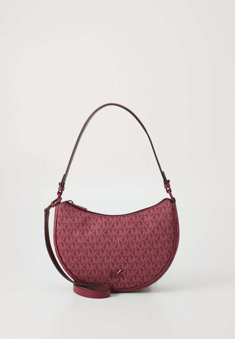 Sac à main bordeaux avec une forme semi-circulaire, présentant un motif de logo en relief, des accents en cuir et une bandoulière amovible.
