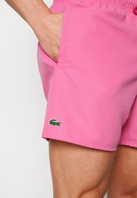 Lacoste Badeshorts - reseda pink/green