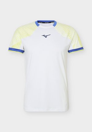 Weißes, kurzärmeliges Sportshirt mit gelb gemusterten Schultern, blauem Besatz an Ärmeln und Kragen und einem marineblauen Mizuno-Logo auf der Brust.