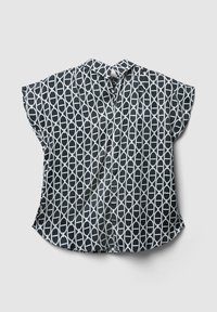 Blusa a maniche corte di un blu navy scuro con un motivo geometrico bianco. Vestibilità rilassata, tessuto morbido, orlo curvo e chiusura con bottone sul retro.