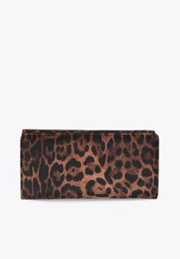 Portafoglio con stampa leopardata nelle tonalità di marrone e nero, caratterizzato da una finitura testurizzata e un design rettangolare elegante.