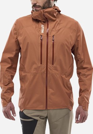 Veste imperméable marron avec un col haut, une capuche ajustable et des poches zippées. Présente une texture lisse et un design minimaliste.