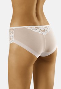 Witte kanten hipster onderbroek met een doorschijnende mesh bovenkant, met ingewikkelde kantdetails langs de tailleband en een gladde ondoorzichtige achterkant.