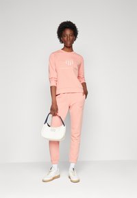 GANT TONAL SHIELD - Treniņtērpa apakšdaļas - peachy pink