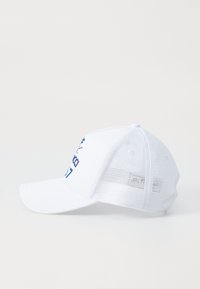 Fehér baseball sapka ívelt karimával. Hátul hálós panellel rendelkezik, az elején kék és piros szöveggel, valamint struktúrált kialakítással.