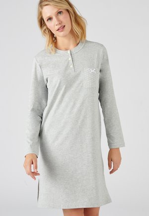 Grijze lange mouw jurk van zachte stof, met een henley halslijn en knoopsluiting, en een voorzak met een eenvoudig kruisontwerp.