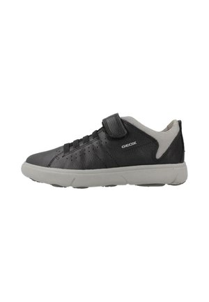 Zapatilla Geox en negro y gris con suela blanca, cierre de velcro, detalle de cordones y perforaciones laterales transpirables.
