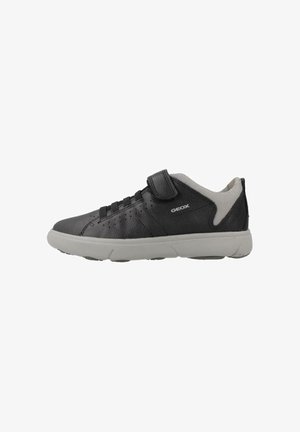 Zapatilla Geox en negro y gris con suela blanca, cierre de velcro, detalle de cordones y perforaciones laterales transpirables.