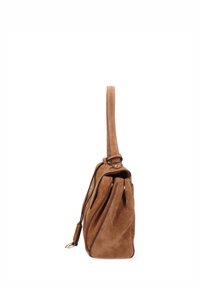 Bolso de ante en marrón claro con una correa larga, parte superior con cremallera y acentos cosidos a lo largo de los lados para darle estructura. Textura suave, forma redondeada.