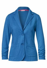 Blazer azul hecho de un material suave, con solapa con muesca, botones delanteros y dos bolsillos frontales con una textura lisa.