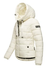 Giacca isolante bianca con cappuccio, chiusura a zip, polsini elasticizzati e tasca frontale con botão. Include dettagli del logo del marchio e design imbottito.