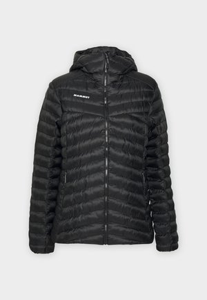 Svart pufferjacka med huva, med zigzag-quilting, frontdragkedja och "MAMMUT"-logotyp på bröstet. Slät textur.