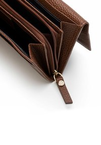 Cartera de piel marrón con un acabado texturizado, múltiples compartimentos, cremalleras y un acento en hardware de tono dorado. El tirador de la cremallera cuenta con una etiqueta de logo.