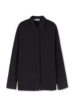 Zwarte longsleeve blouse van gladde stof met een puntige kraag, knoopsluiting en zijsplitten aan de onderrand voor gemak in beweging.