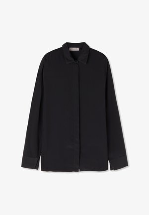 Svart långärmad tröja i slätt tyg med spetsig krage, knappstängning och sprund i nederkant för ökad rörelsefrihet.