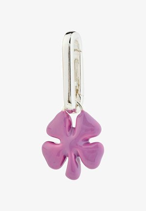 Różowy charms w kształcie liścia z połyskliwym wykończeniem, przymocowany do błyszczącego srebrnego klipsa. Posiada pięciolistną figurę liścia, gładką teksturę.