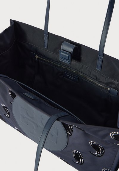 Ανοιχτή τσάντα ναυτικού χρώματος με μοτίβο paisley, δερμάτιν�η ετικέτα λογότυπου, διπλές ιμάντες ώμου και εσωτερική τσέπη με φερμουάρ και μαγνητική κλειστή.