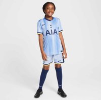Helles blaues Fußballtrikot mit vertikalen Streifen, schwarzem "AIA"-Logo, marineblauen Akzenten und passenden Shorts. Schwarze Stollenschuhe und knielange marineblaue Socken.
