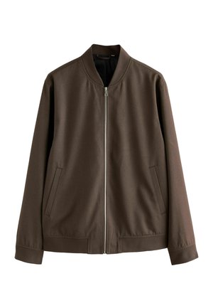 Chaqueta bomber marrón con cierre de cremallera frontal, cuello acanalado y bolsillos laterales. Fabricada en tejido suave, con un corte relajado y sin patrones visibles.