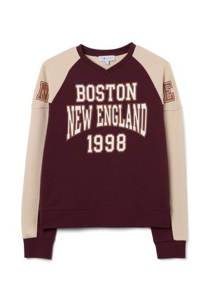 Sudadera burdeos con mangas raglán beiges. En el frente presenta "BOSTON NEW ENGLAND 1998" en letras blancas y marrones. Textura suave.